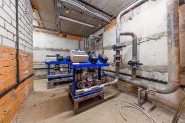 Mekanik Senfonisi. Mavi pompa ünitelerinin büyüleyici bir düzeni ve hareketli bir mekanik odada karmaşık borular..!