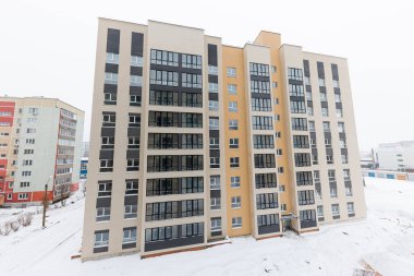 Kışlar, Balkonların Sessiz ve soğuk bir inzivaya Baktığı Karla kaplı Işıltı ve Sıcaklık Cenneti 'ni kucaklıyor.!