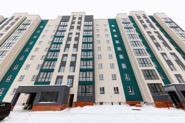 Çağdaş Sığınak Huzurlu Kar yağışıyla süslenmiş Modern Çok Katlı Konut Binası!