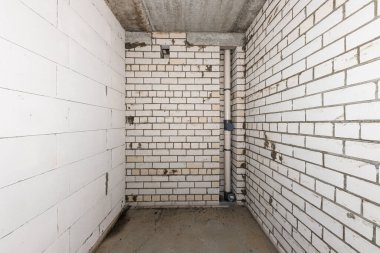 Minimalizmin Fısıltıları Boş Bir Oda Yalnızlığı Beyaz Tuğla Duvarları ve Ciddi Beton Döşemesi ile Yankılıyor!