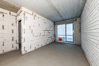 Çiğ Potansiyel Korunmasız Tuğla ve Betonun Tamamlanmamış Sığınağı Koruyucu Peçenin Arkasında Doğal Aydınlık Banyosu.!