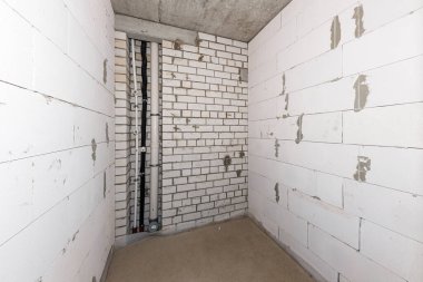 İnşaatın Ham Özü Bir Beyaz Tuğla Tuvali ve Bitmemiş İç Alan Tesisatı!