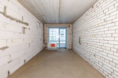 Potansiyel Fısıltılar Bitmemiş bir tuval Beyaz Tuğla Duvarlar Arkasında Dönüşüm Bekliyor!