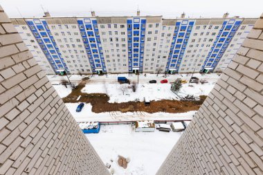Büyüleyici Kış Geçidi Karla kaplı bir yol Tuğla Duvarlar ve Huzurlu bir Peyzaj Ortasındaki Konutlar Tarafından çevrili.!