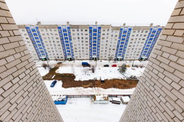 Tuğla Duvarlar Tarafından Çerçevelenen Huzurlu Şehir Sahnesini Kucaklayan Kışlar, Serene BlueHints 'teki Modern Apartman Binasını Karla öpülmüş zeminde park etmiş arabalarla oyalanıyor.!