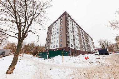 Winters Sessiz İnşaat 'ın ortasında karla kaplı bir evi kucaklıyor. Bir Yapraksız Ağaç, Huzurlu Arazi 'nin Bekçisi.!