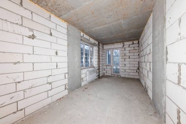 Yaratıcılığın dönüşümü beklediği doğal ışıkla yıkanmış, tamamlanmamış bir oda potansiyeli tuvali..!