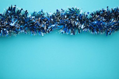 Mavi arka planda Noel mavisi süsler. Mesaj için yer var. Üst görünüm