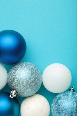 Noel kompozisyonu. Mavi arka planda Noel mavisi ve beyaz toplar. Üst görünüm