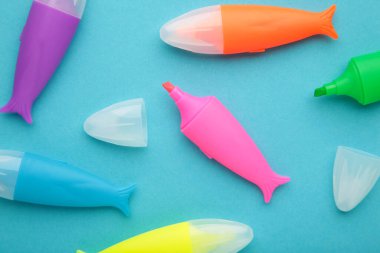 Mavi arkaplandaki metni vurgulamak için renkli işaretler. Mesaj için yer var. Üst görünüm