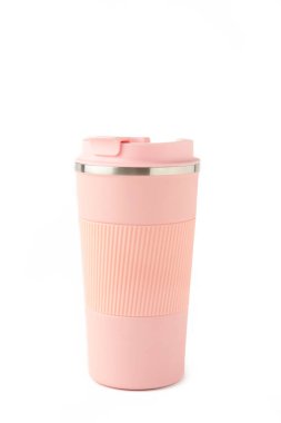 Beyaz arka planda izole edilmiş pembe termo bardak. Üst görünüm