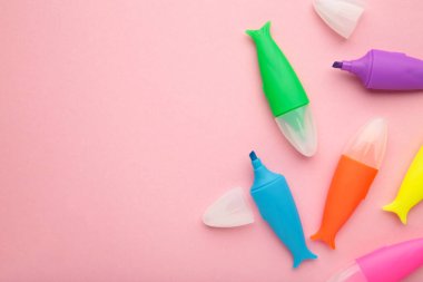 Pembe arkaplandaki metni vurgulamak için renkli işaretler. Mesaj için yer var. Üst görünüm