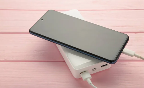 Vit Powerbank Laddar Smartphone Rosa Bakgrund Ovanifrån — Stockfoto