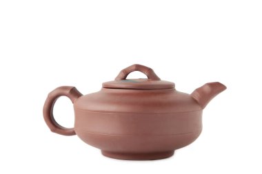 Çamur çaydanlığı beyaz arka planda izole edilmiş. Üst görünüm