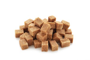 Beyaz arka plan üzerinde izole kahverengi şeker küpleri. Üstten görünüm