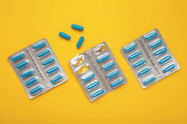 Embalagem Blister Com Medicamentos Sobre Fundo Amarelo Vista Superior Suplementos — Fotografia de Stock