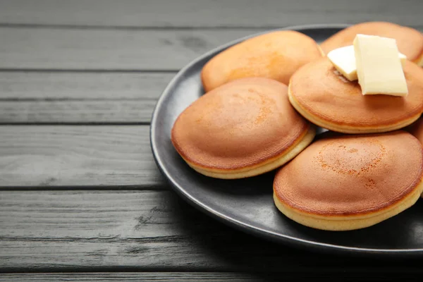 Hausgemachte Pfannkuchen Mit Butter Teller Auf Schwarzem Hintergrund Ansicht Von — Stockfoto