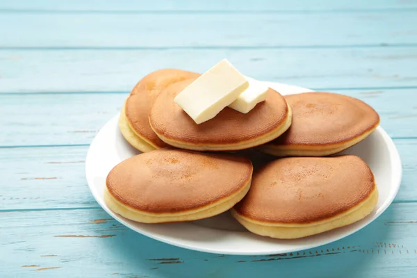 Hausgemachte Pfannkuchen Mit Butter Teller Auf Blauem Hintergrund Ansicht Von — Stockfoto