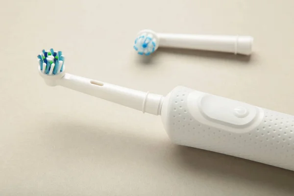 グレーを基調としたモダンな電動歯ブラシ 毎日の口腔ケアのための制御ツール — ストック写真