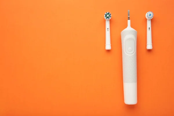 Turuncu Arka Planda Modern Elektrikli Diş Fırçası Günlük Oral Bakım — Stok fotoğraf