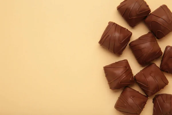 Schokoladenbonbons Auf Beigem Hintergrund Ansicht Von Oben — Stockfoto