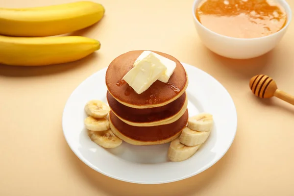 Teller Mit Leckeren Bananenpfannkuchen Auf Beigem Hintergrund Ansicht Von Oben — Stockfoto