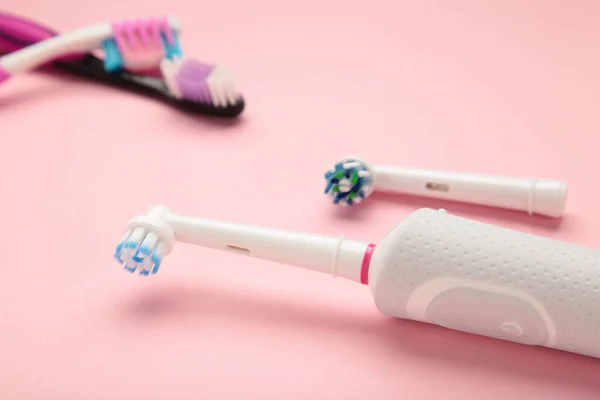 ピンクの背景に電動歯ブラシと手動歯ブラシ トップ表示 — ストック写真