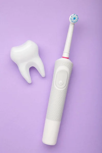 パープルを基調としたモダンな電動歯ブラシ 毎日の口腔ケアのための制御ツール テキスト用のスペース 垂直写真 — ストック写真
