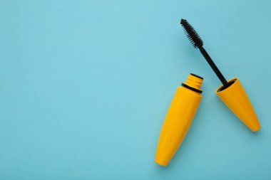 Mavi arka planda düz rimel vardı. Mesaj için yer var. Üst görünüm