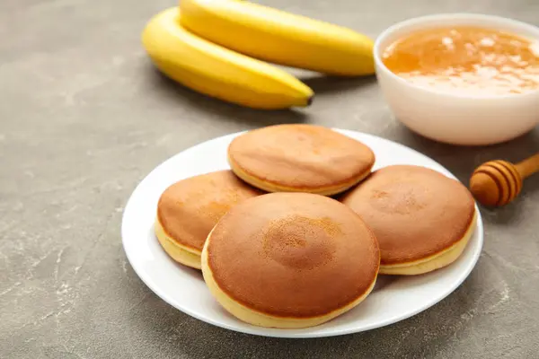 Hausgemachte Bananenpfannkuchen Mit Butter Teller Auf Grauem Hintergrund Ansicht Von — Stockfoto