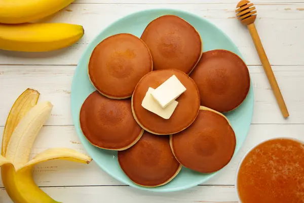 Hausgemachte Bananen Pfannkuchen Mit Butter Teller Auf Weißem Hintergrund Ansicht — Stockfoto