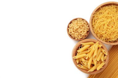 Beyaz arka planda izole edilmiş çeşitli İtalyan makarnaları. Üst görünüm