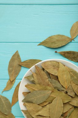 Körfez yaprakları mavi arka planda haykırıyor. Dikey fotoğraf. Üst görünüm