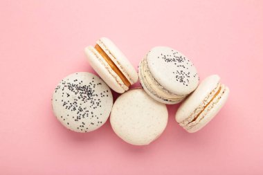 Pasta ya da pembe arka planda badem kurabiyesi. Mesaj için yer var. Üst görünüm