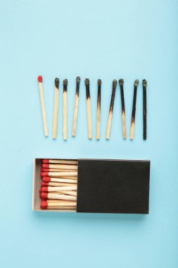 Maviye yanmış kibrit. Kibrit yakmanın farklı aşamaları. Tam alan derinliği. Üst görünüm