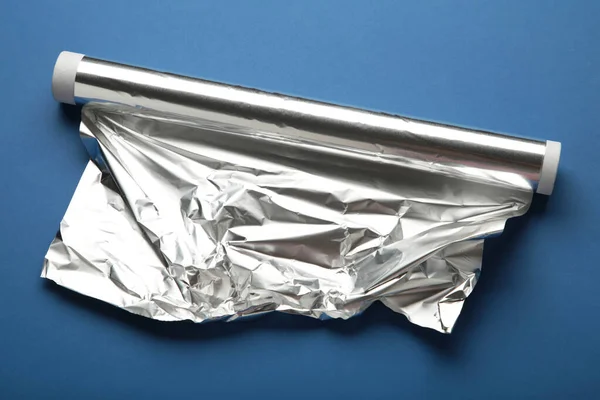 Rolka Folii Aluminiowej Ciemnoniebieskim Tle Widok Góry — Zdjęcie stockowe