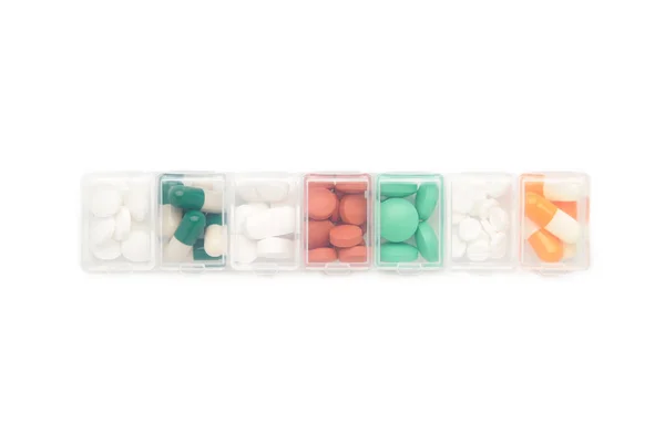 白で隔離された薬剤および栄養補助食品と毎日の丸薬箱 トップ表示 — ストック写真