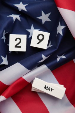 ABD bayrağında 29 Mayıs Anma Günü tarihi olan küp takvimi. Üst görünüm