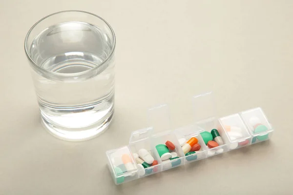 Tabletta Doboz Gyógyszerekkel Pohár Vízzel Szürke Alapon Helyet Szövegnek Felülnézet — Stock Fotó