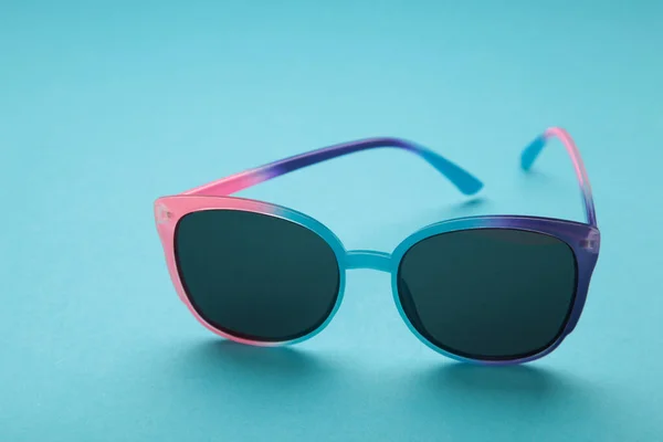 Óculos Sol Coloridos Sobre Fundo Azul Vista Superior Espaço Para — Fotografia de Stock
