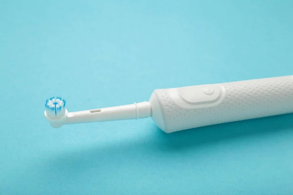 青を基調としたモダンな電動歯ブラシ 毎日の口腔ケアのための制御ツール テキストのスペース — ストック写真