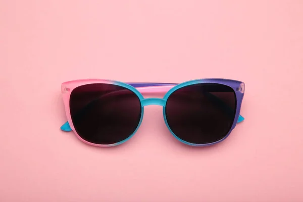 Óculos Sol Coloridos Sobre Fundo Rosa Espaço Para Texto — Fotografia de Stock