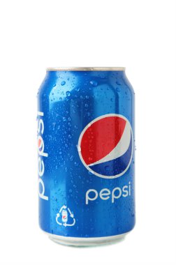 Mykolaiv, Ukrayna - 2 Mayıs 2023: Pepsi beyaz arka planda su damlaları olan bir kutuda içilir. Pepsi, PepsiCo tarafından üretilen karbonatlı meşrubattır. Üst görünüm