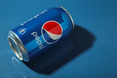 Mykolaiv, Ukrayna - 2 Mayıs 2023: Pepsi koyu mavi arka planda gölgeli bir kutuda içer. Pepsi, PepsiCo tarafından üretilen karbonatlı meşrubattır. Üst görünüm
