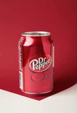 Mykolaiv, Ukrayna - 2 Mayıs 2023: Kırmızı ve beyaz arka planda bir kutu Dr. Pepper. Dikey fotoğraf. Üst görünüm