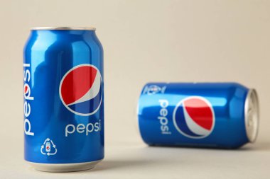 Mykolaiv, Ukrayna - 2 Mayıs 2023: Pepsi gri arka planda bir kutuda içilir. Pepsi, PepsiCo tarafından üretilen karbonatlı meşrubattır. Üst görünüm