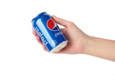 Mykolaiv, Ukrayna - 2 Mayıs 2023: Pepsi kutusunu beyaz arka planda tutan kadın. Üst görünüm