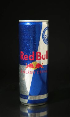 Mykolaiv, Ukrayna - 2 Mayıs 2023: Kırmızı Boğa Enerji İçeceği siyah zemin üzerinde su damlalarıyla kutuda. Üst görünüm