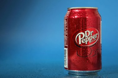 Mykolaiv, Ukrayna - 2 Mayıs 2023: mavi arka planda bir kutu Dr. Pepper. Mesaj için yer var. Üst görünüm