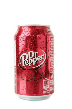 Mykolaiv, Ukrayna - 2 Mayıs 2023: Dr. Pepper 'ın beyaz izole edilmiş arka planı, su damlalarıyla. Üst görünüm